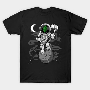 Astronaut Selfie Ethereum Classic Crypto ETH Coin To The Moon Crypto Token Cryptocurrency Wallet Birthday Gift For Men Women Kids T-Shirt